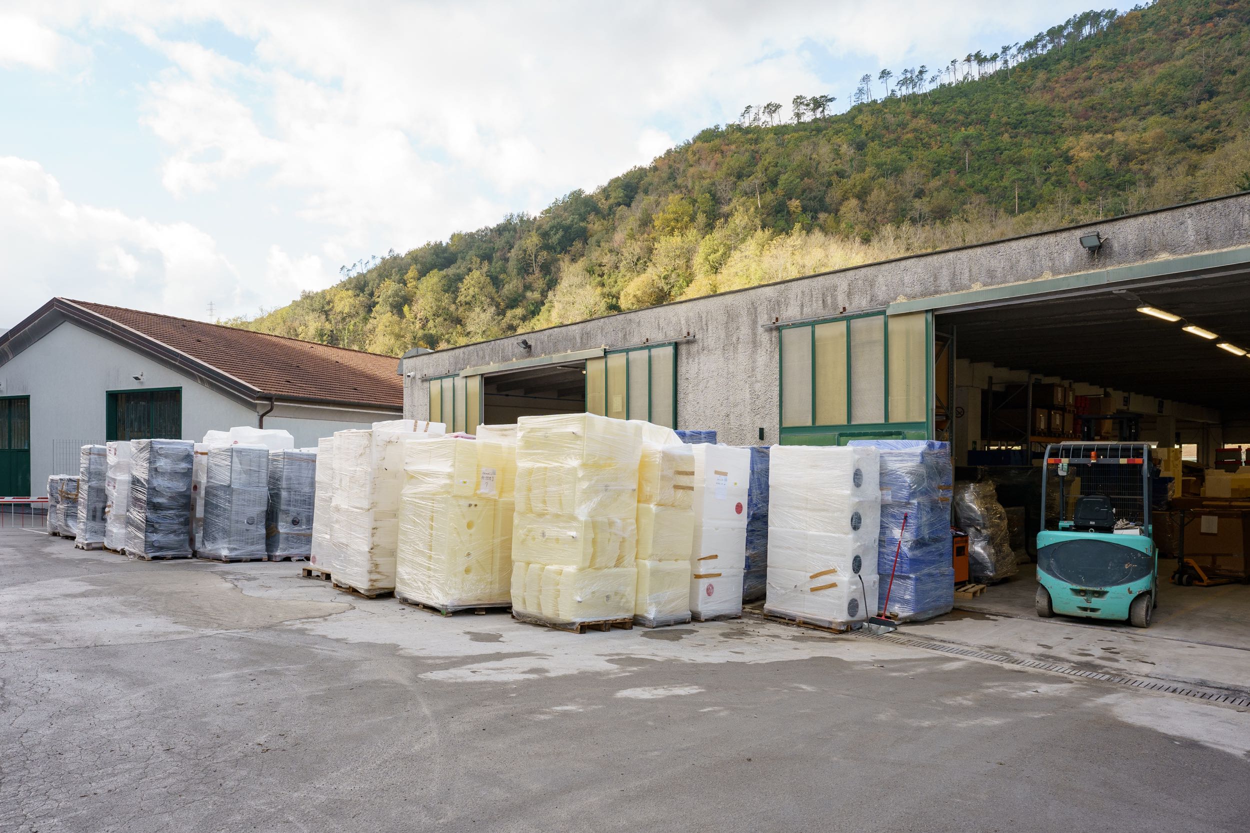 piazzale esterno della fabbrica di plastica con serbatoi e taniche pronte ad essere spedite